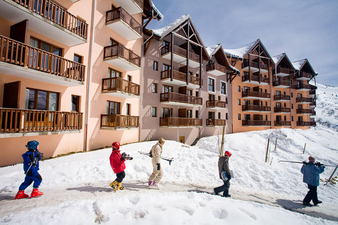 Résidence Les Hauts de Valmeinier enneigée avec enfants