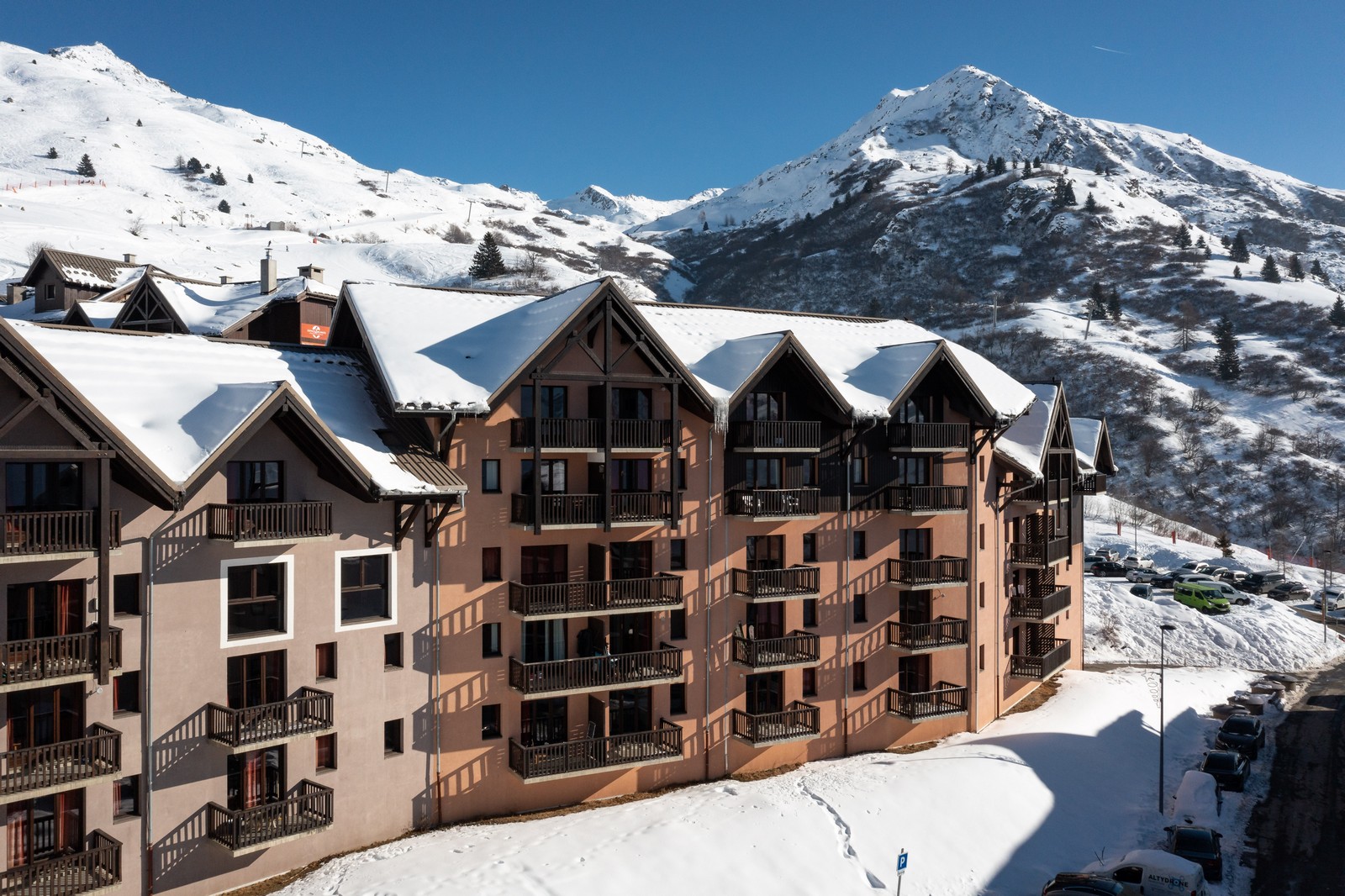 Résidence Les Hauts de Valmeinier en hiver avec vue sur la montagne