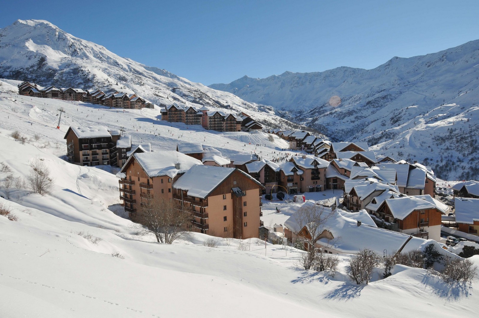 Résidence Les Hauts de Valmeinier en hiver, bâtiments et montagnes enneigées